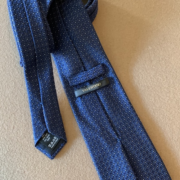 VALENTINO MENS BLUE SILK TIE - Picture 2 of 7